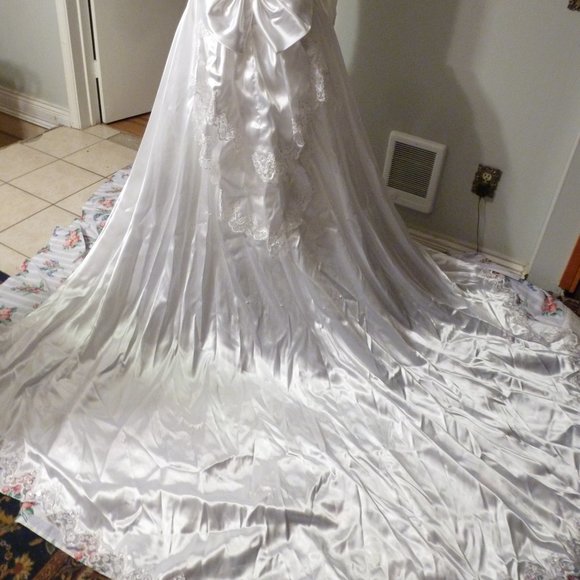 ✨ Majestic & Beautiful Bridal Gown | Adjustable Length | Size 8–10 ✨ - Picture 12 of 15